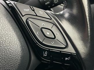 2017 Toyota C-HR - Thumbnail