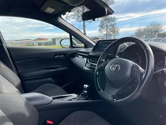 2017 Toyota C-HR - Thumbnail