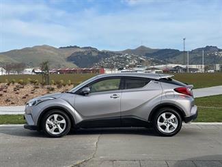 2017 Toyota C-HR - Thumbnail