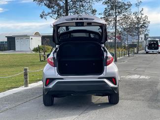 2017 Toyota C-HR - Thumbnail