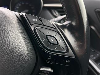 2017 Toyota C-HR - Thumbnail