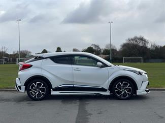 2017 Toyota C-HR - Thumbnail