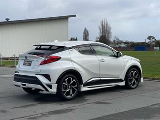 2017 Toyota C-HR - Thumbnail