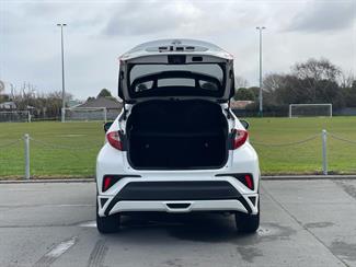 2017 Toyota C-HR - Thumbnail