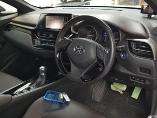 2017 Toyota C-HR - Thumbnail