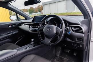 2017 Toyota C-HR - Thumbnail