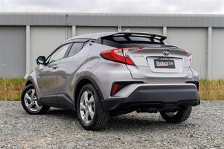 2017 Toyota C-HR - Thumbnail