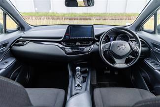 2017 Toyota C-HR - Thumbnail