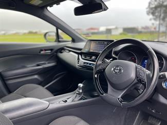 2017 Toyota C-HR - Thumbnail