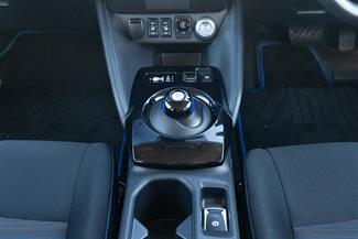 2017 Nissan LEAF - Thumbnail