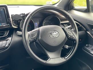 2017 Toyota C-HR - Thumbnail