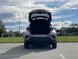 2017 Toyota C-HR - Thumbnail