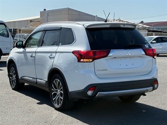 2016 Mitsubishi Outlander - Thumbnail