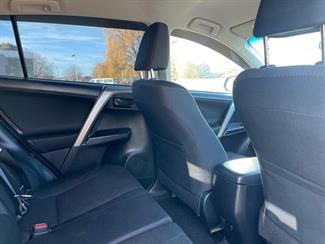 2018 Toyota RAV4 - Thumbnail