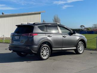 2018 Toyota RAV4 - Thumbnail