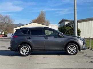 2018 Toyota RAV4 - Thumbnail