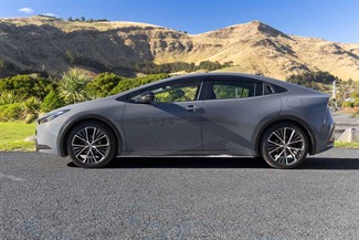2023 Toyota Prius - Thumbnail