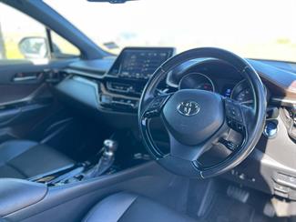 2017 Toyota C-HR - Thumbnail