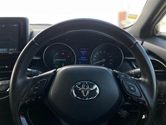 2017 Toyota C-HR - Thumbnail