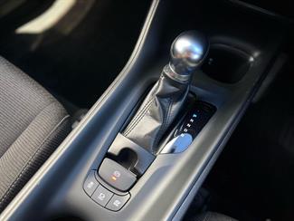 2017 Toyota C-HR - Thumbnail