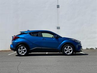 2017 Toyota C-HR - Thumbnail