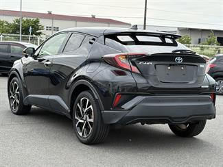 2017 Toyota C-HR - Thumbnail