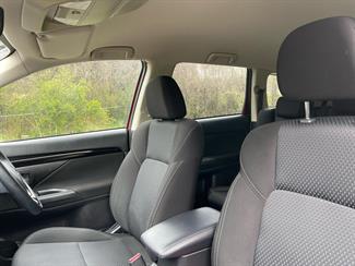 2022 Mitsubishi Outlander - Thumbnail