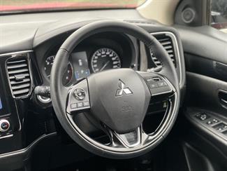 2022 Mitsubishi Outlander - Thumbnail
