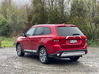 2022 Mitsubishi Outlander - Thumbnail