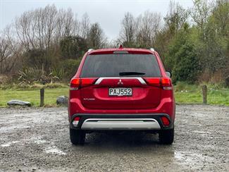 2022 Mitsubishi Outlander - Thumbnail