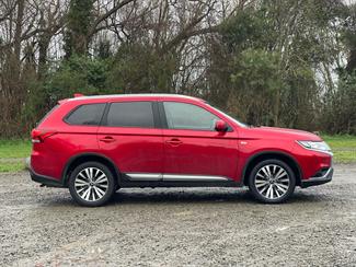2022 Mitsubishi Outlander - Thumbnail