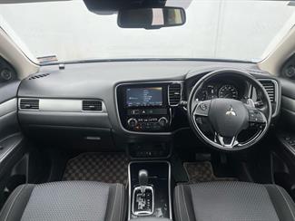 2017 Mitsubishi Outlander - Thumbnail