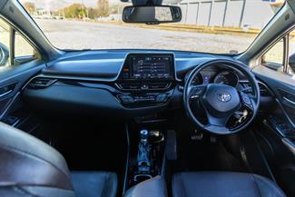 2017 Toyota C-HR - Thumbnail