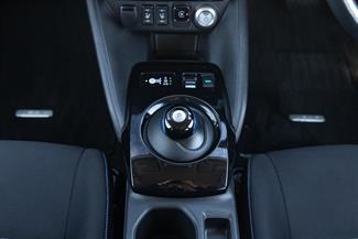 2017 Nissan LEAF - Thumbnail