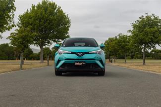 2017 Toyota C-HR - Thumbnail