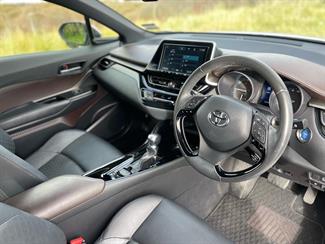 2017 Toyota C-HR - Thumbnail