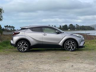 2017 Toyota C-HR - Thumbnail