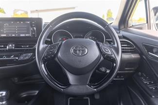2017 Toyota C-HR - Thumbnail