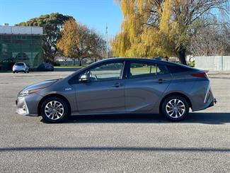 2021 Toyota Prius - Thumbnail