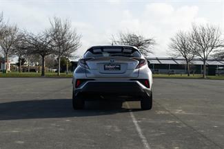 2017 Toyota C-HR - Thumbnail