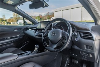 2017 Toyota C-HR - Thumbnail