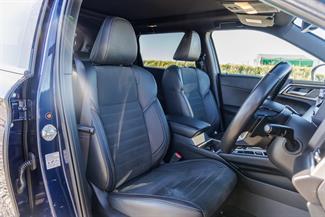 2024 Mitsubishi Outlander - Thumbnail