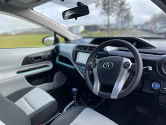 2012 Toyota AQUA - Thumbnail