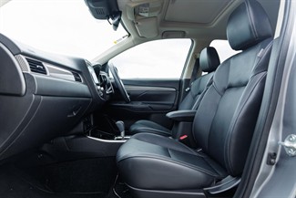 2021 Mitsubishi Outlander - Thumbnail
