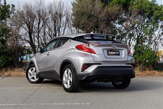 2017 Toyota C-HR - Thumbnail