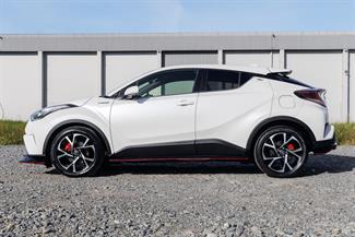 2017 Toyota C-HR - Thumbnail