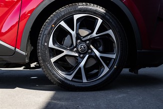 2017 Toyota C-HR - Thumbnail