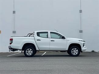 2022 Mitsubishi Triton - Thumbnail