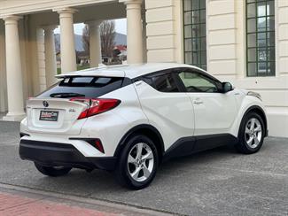 2017 Toyota C-HR - Thumbnail