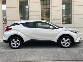 2017 Toyota C-HR - Thumbnail